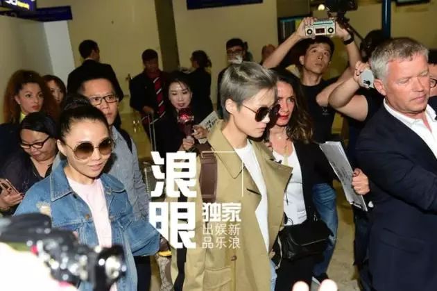 李宇春红毯造型盘点_李宇春的时尚造型在红毯上引起媒体热议_李宇春走红毯压轴