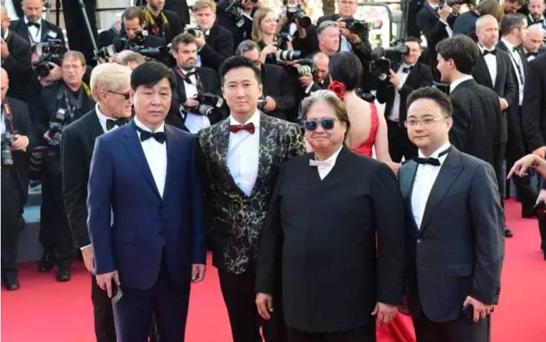 李宇春的时尚造型在红毯上引起媒体热议_李宇春走完红毯收红毯_李宇春压轴收红毯