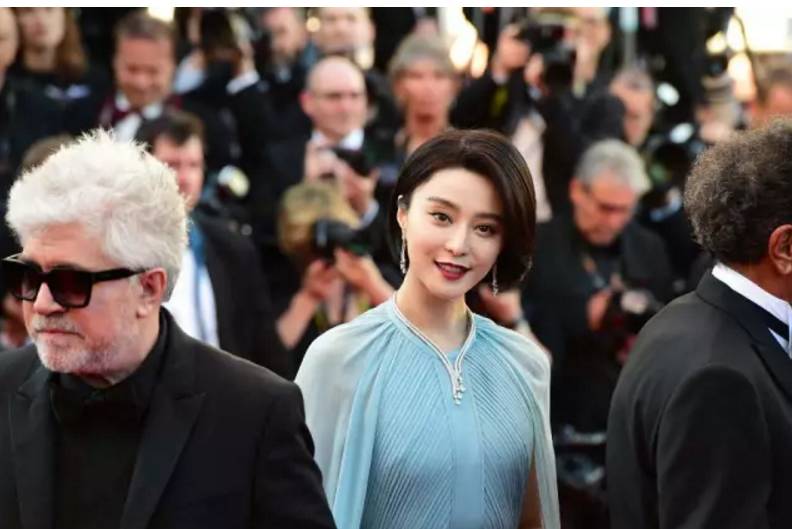 李宇春压轴收红毯_李宇春走完红毯收红毯_李宇春的时尚造型在红毯上引起媒体热议