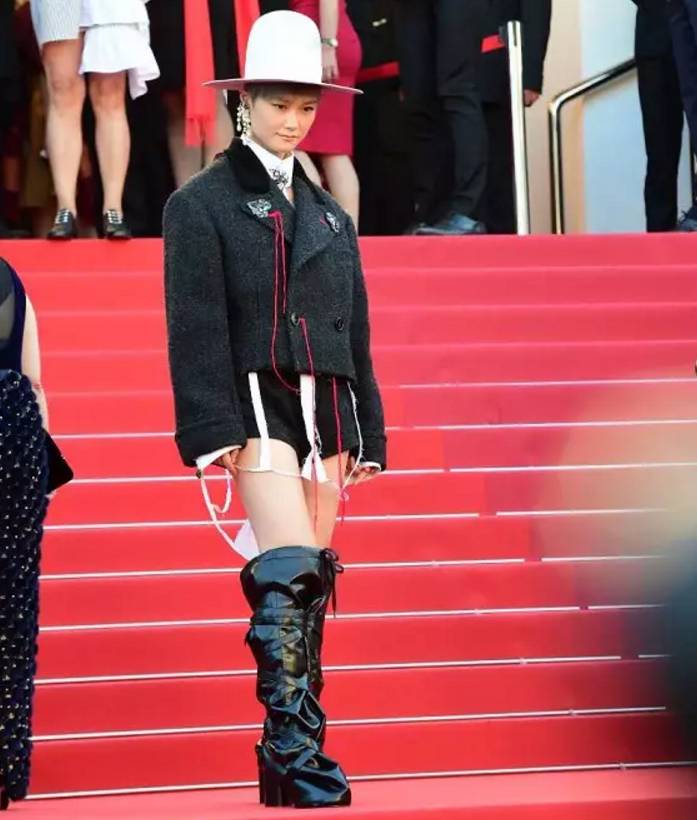 李宇春的时尚造型在红毯上引起媒体热议_李宇春压轴收红毯_李宇春走完红毯收红毯