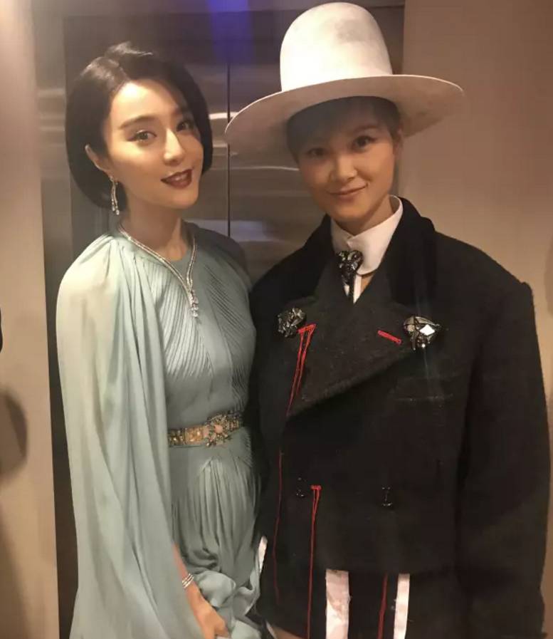李宇春走完红毯收红毯_李宇春的时尚造型在红毯上引起媒体热议_李宇春压轴收红毯