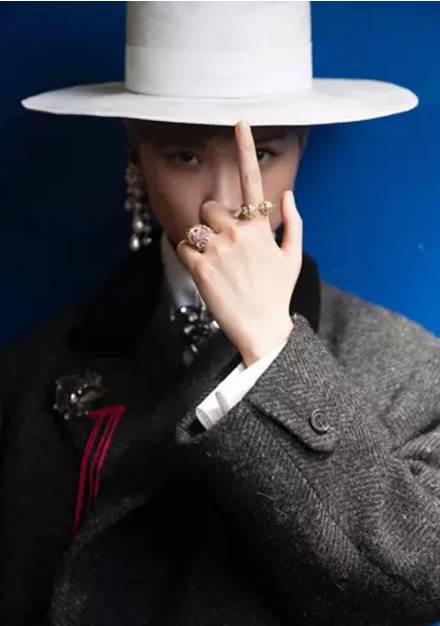 李宇春压轴收红毯_李宇春的时尚造型在红毯上引起媒体热议_李宇春走完红毯收红毯