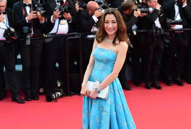 李宇春的时尚造型在红毯上引起媒体热议_李宇春压轴收红毯_李宇春走完红毯收红毯
