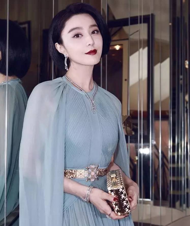 李宇春的时尚造型在红毯上引起媒体热议_李宇春走完红毯收红毯_李宇春压轴收红毯