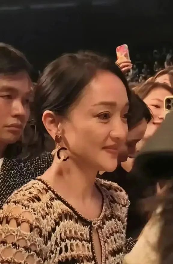 李宇春走红毯压轴_李宇春红毯事件_李宇春的时尚造型在红毯上引起媒体热议