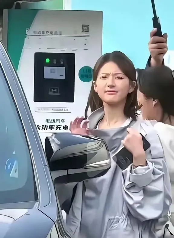 李宇春的时尚造型在红毯上引起媒体热议_李宇春红毯事件_李宇春走红毯压轴