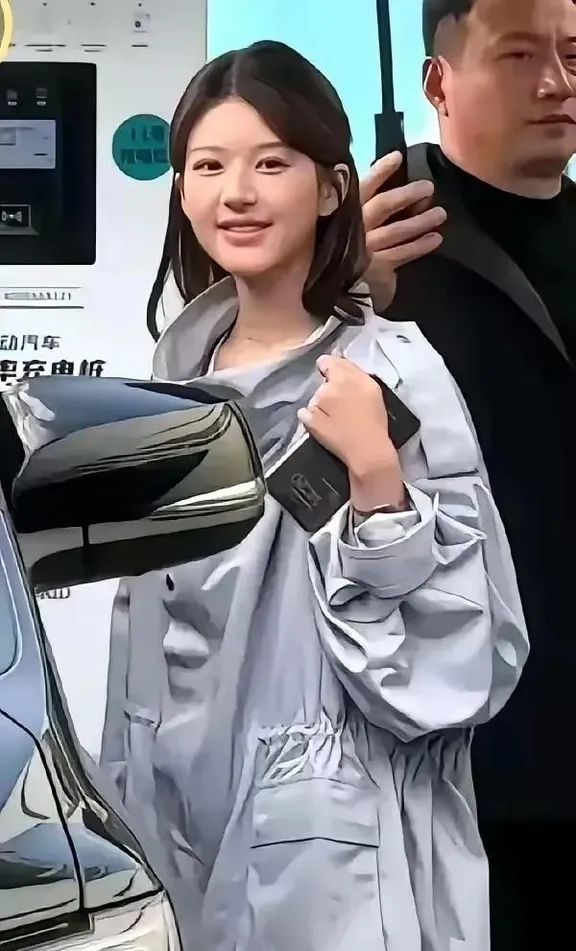 李宇春红毯事件_李宇春走红毯压轴_李宇春的时尚造型在红毯上引起媒体热议