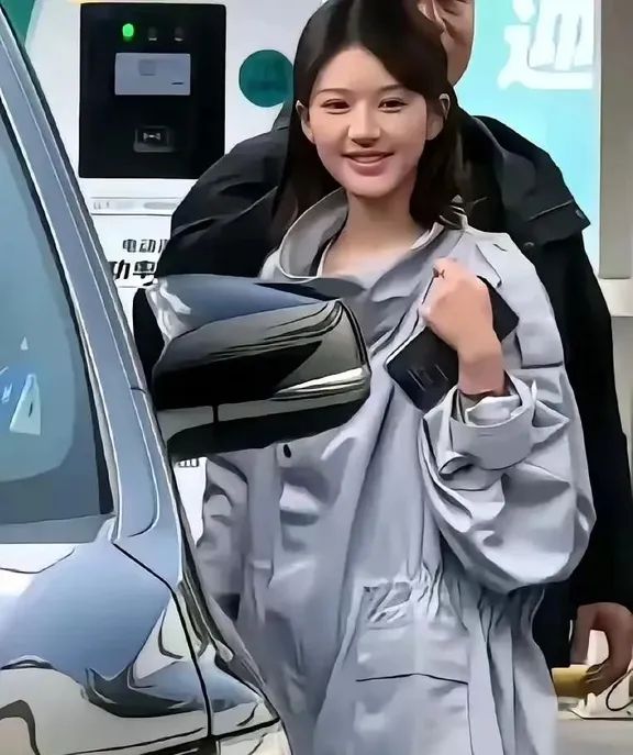 李宇春的时尚造型在红毯上引起媒体热议_李宇春红毯事件_李宇春走红毯压轴