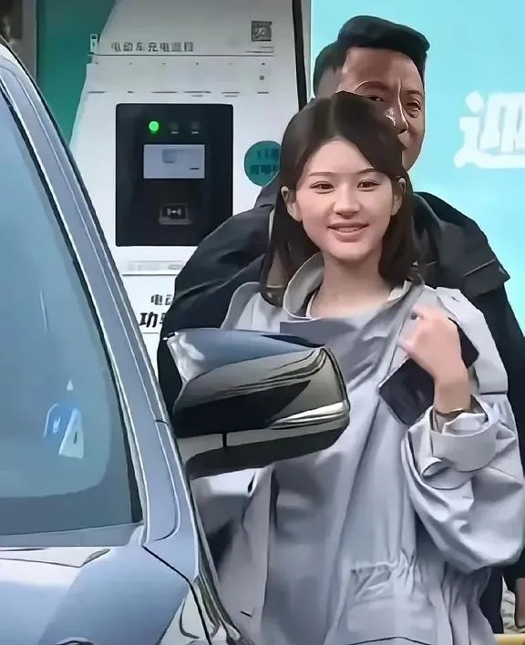 李宇春的时尚造型在红毯上引起媒体热议_李宇春走红毯压轴_李宇春红毯事件