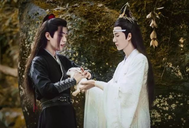 李宇春红毯事件_李宇春走完红毯收红毯_李宇春的时尚造型在红毯上引起媒体热议