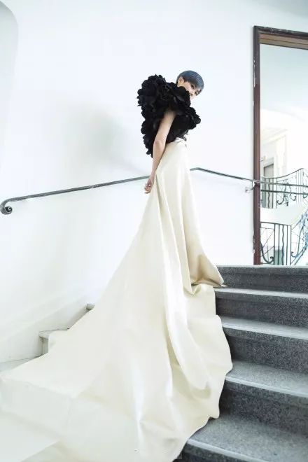 李宇春红毯事件_李宇春走完红毯收红毯_李宇春的时尚造型在红毯上引起媒体热议