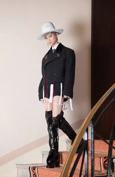 李宇春走完红毯收红毯_李宇春红毯事件_李宇春的时尚造型在红毯上引起媒体热议