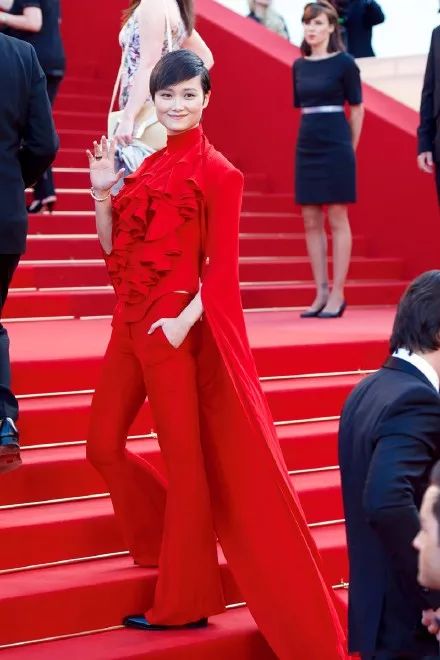 李宇春走完红毯收红毯_李宇春红毯事件_李宇春的时尚造型在红毯上引起媒体热议