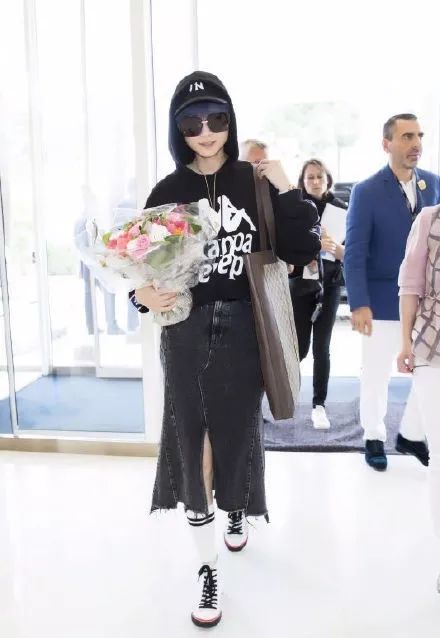 李宇春走完红毯收红毯_李宇春红毯事件_李宇春的时尚造型在红毯上引起媒体热议