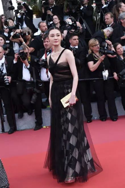 李宇春走完红毯收红毯_李宇春的时尚造型在红毯上引起媒体热议_李宇春红毯事件