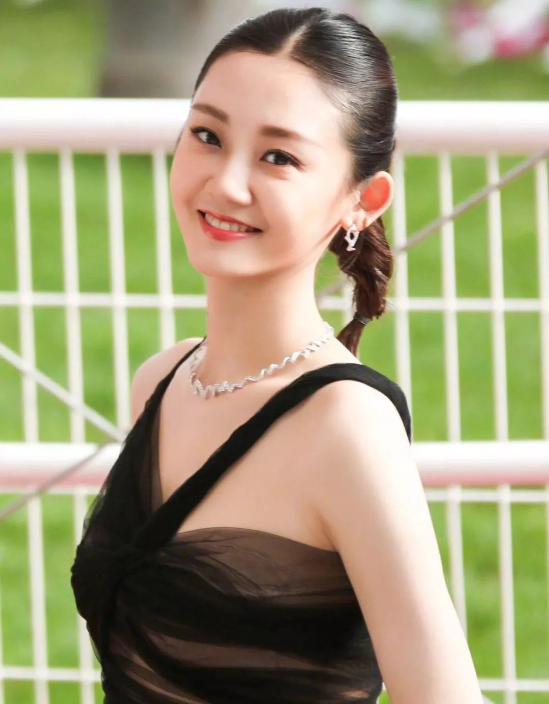 李宇春走完红毯收红毯_李宇春的时尚造型在红毯上引起媒体热议_李宇春红毯事件