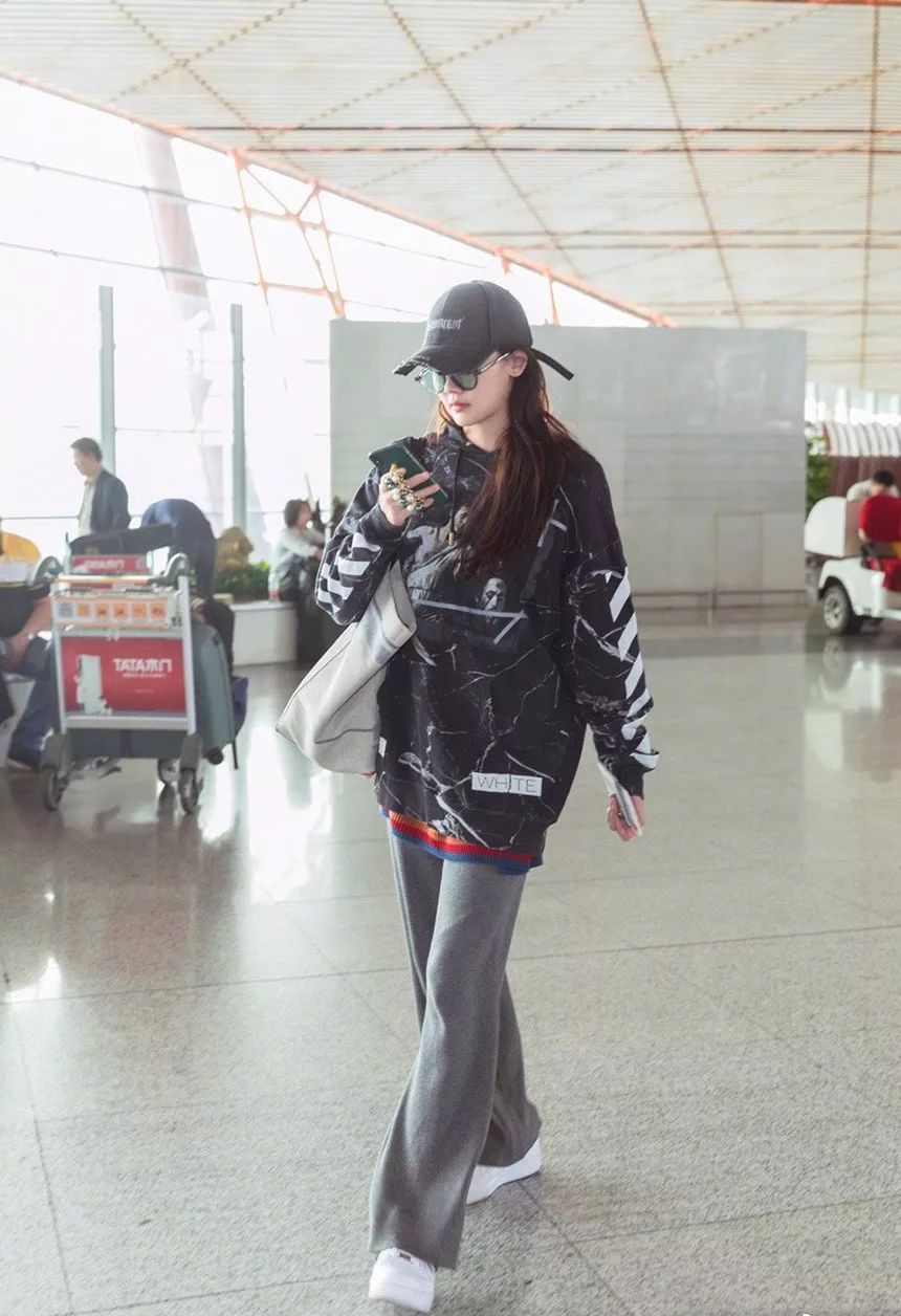 李宇春红毯事件_李宇春走完红毯收红毯_李宇春的时尚造型在红毯上引起媒体热议