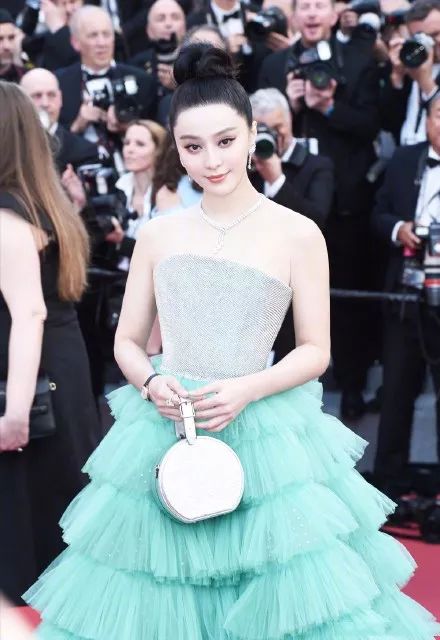 李宇春红毯事件_李宇春的时尚造型在红毯上引起媒体热议_李宇春走完红毯收红毯