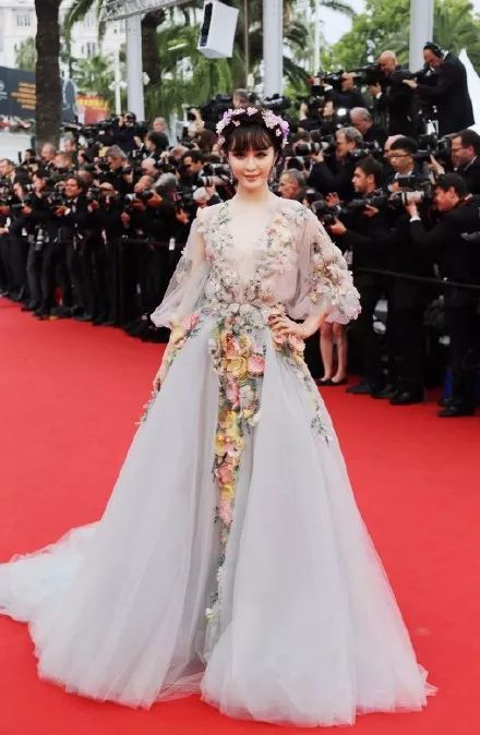 李宇春的时尚造型在红毯上引起媒体热议_李宇春走完红毯收红毯_李宇春红毯事件
