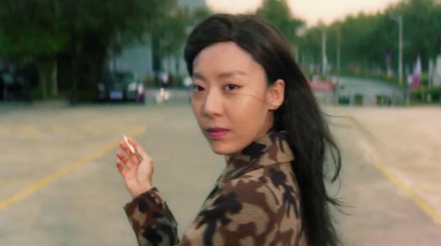 张柏芝为周星驰助阵, 一见面开心拥抱, 再现《喜剧之王》经典动作