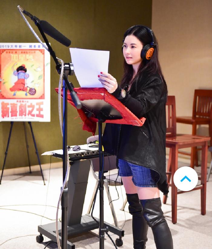 张柏芝为周星驰助阵, 一见面开心拥抱, 再现《喜剧之王》经典动作